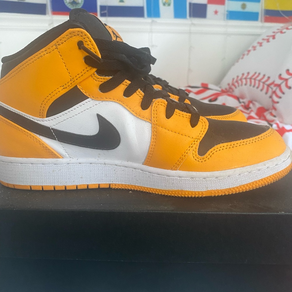 Air Jordan 1 “Taxi” mid-top Youth size 7